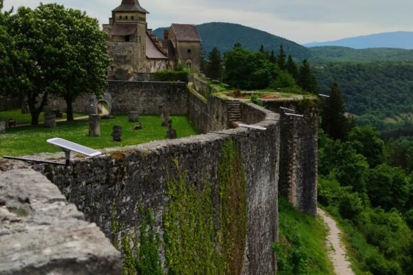 Ostrožac – srednjovjekovna tvrđava i dvorac iznad Une